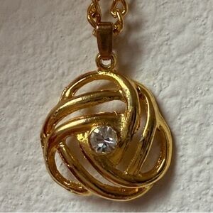 Elegant Gold Pendant Necklace